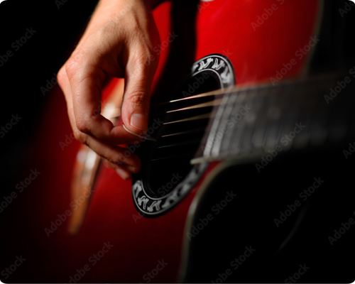 eine Gitarre wird gezupft