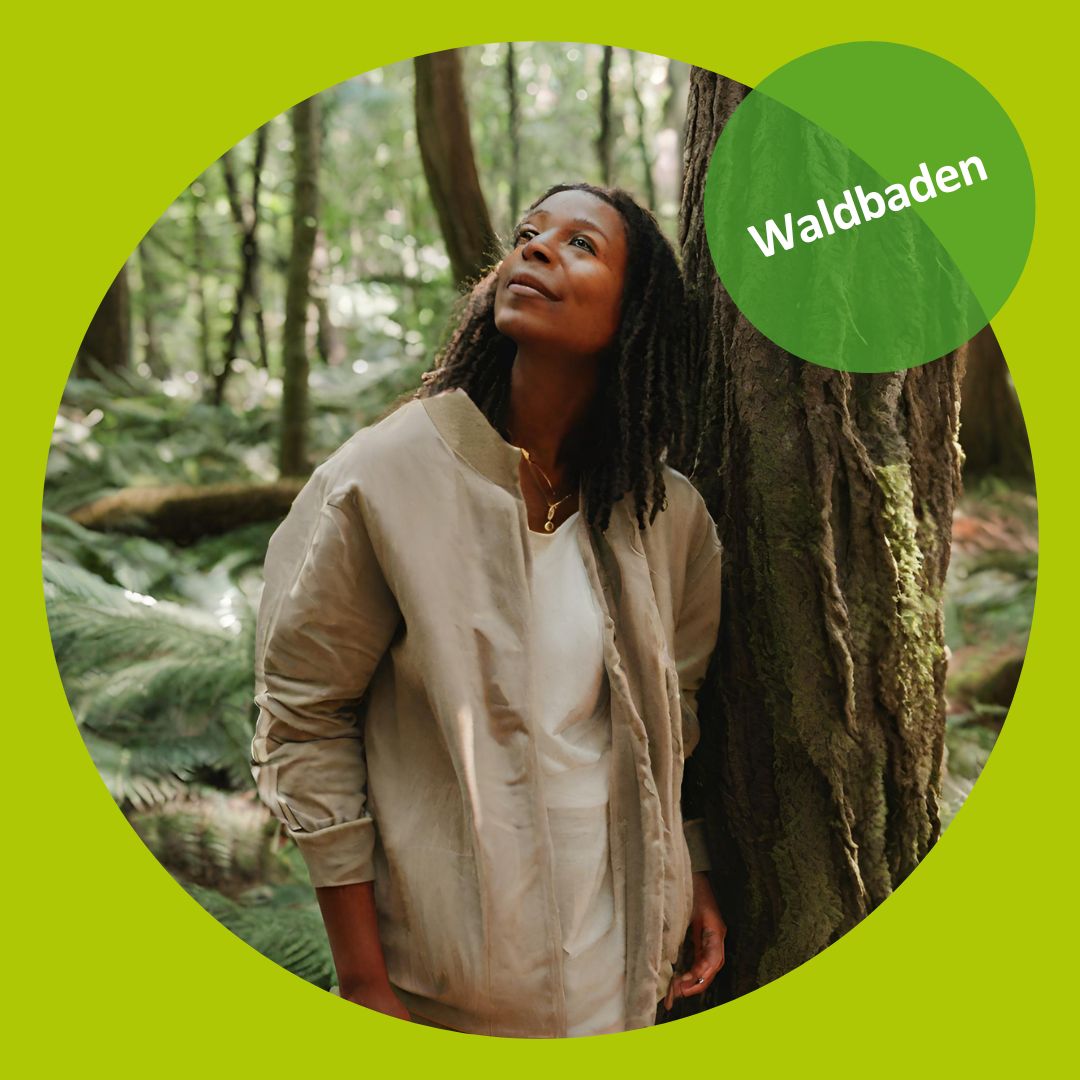 Frau beim Waldbaden